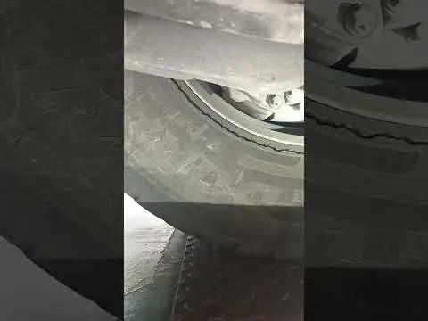 Inspección de #neumáticos en el foso de la #itv #mecanica