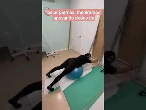 Ejercicio de  cisne de Pilates sobre pelota fitball #pilates #fitball #springboard #espalda