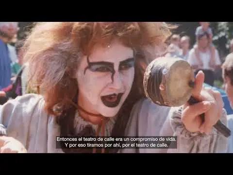 A PEU DE CARRER. (Documental)