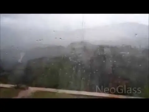 Cortinas de cristal sin marco NeoGlass con lluvia y granizo.