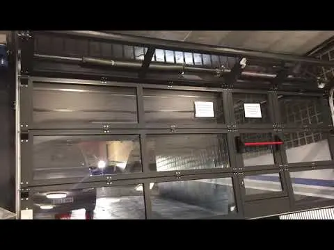 VIDEO EXPLICACIÓN PUERTA SECCIONAL DE CRISTAL CON PUERTA DE ACCESO PEATONAL