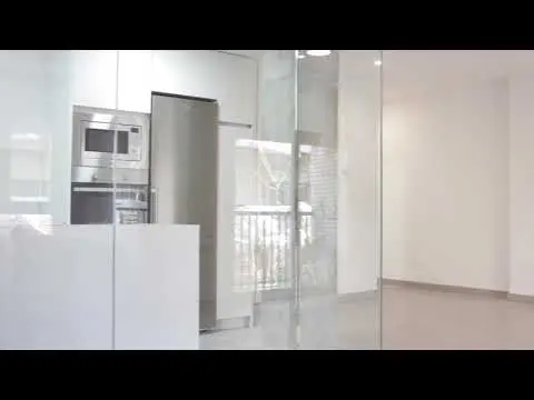 Reforma integral de piso con paredes de cristal y madera