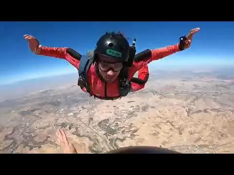 cliente haciendo sky diving