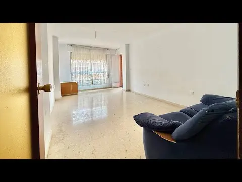 Piso grande en venta junto a la playa en Los Alcázares. Se vende con garaje y sin ascensor