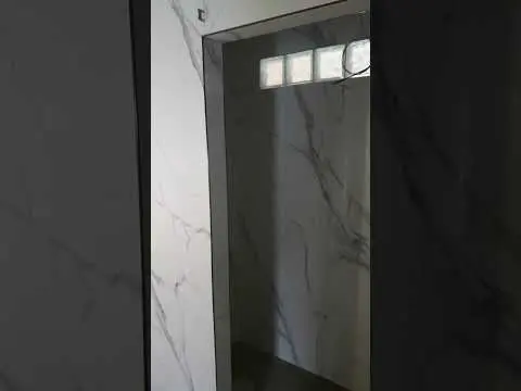 Baño hecho con placas de pvc imitación mármol
