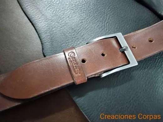 Cinturones Creaciones Corpas fabricantes de piel, esparto, collares, pulseras, llaveros, tirantes, porta estandartes.