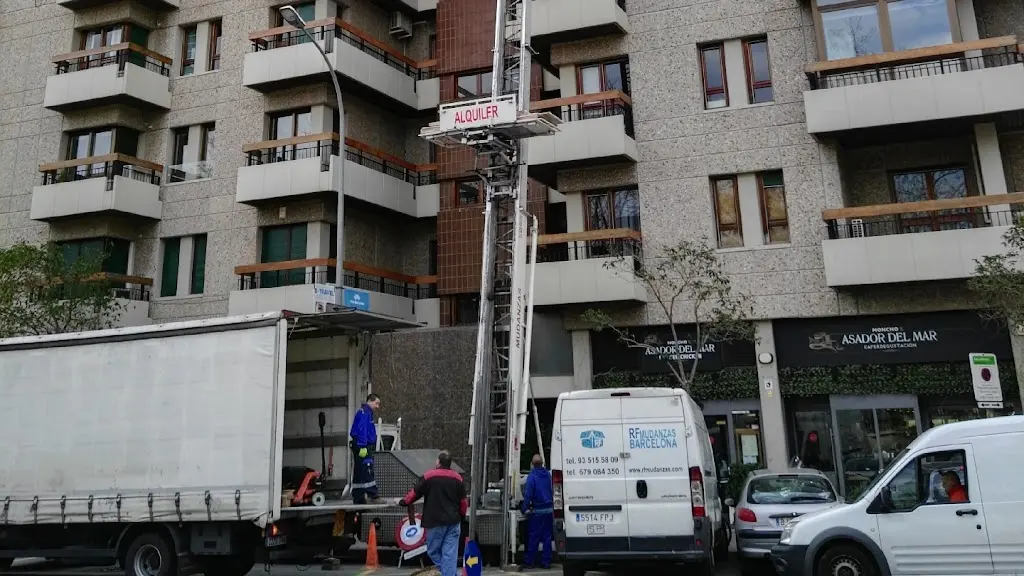 RF Mudanzas Badalona | Plataforma Elevadora